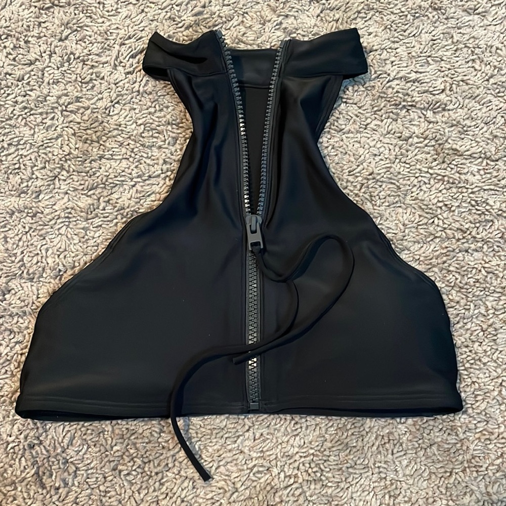 💪🏻2 for 25 💪🏻 High neck zipper black swim top